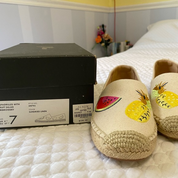 New J. Crew Embroidered Fruit Canvas Espadrilles, Size  7 ( more like a 6.5 ) - Picture 2 of 6